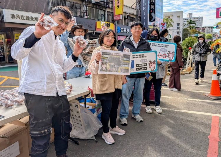 內政部國土署人員特地到場支持參與「2025中原耶誕散步節」，並向民眾宣導人本交通與行人安全觀念。照片中原大學提供