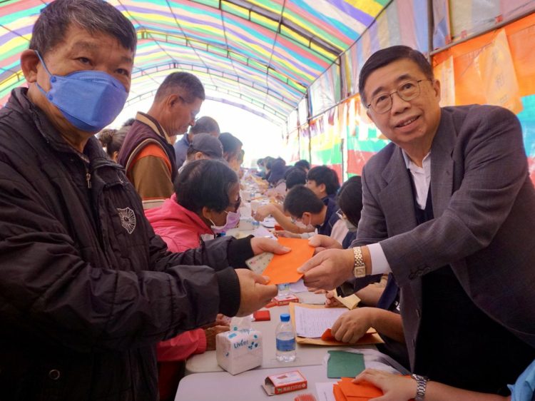 臺南紡織集團總裁侯博明（右）返回故鄉發放慰問金。（圖／南紡提供）