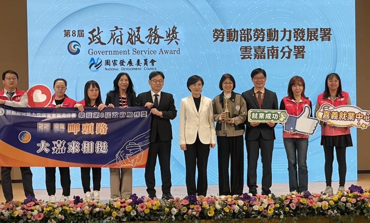 勞動部綜合規劃司長莊美娟(左4)、勞發署長黃齡玉(右4)和雲嘉南分署長劉邦棟(右3)及團隊合照。（圖／雲嘉南分署提供）