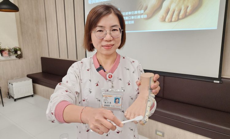 護理師魏秀慧,示範長者足部日常清潔的正確步驟,呼籲家屬或長者每日檢查並落實基礎保養。(奇美醫院提供)