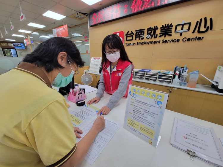 勞發署雲嘉南分署轄區內各就業中心都有專人輔導收件,民眾可多加利用。(圖/雲嘉南分署提供)