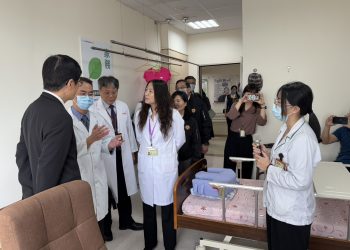 退輔會主委嚴德發視導高榮南分院　實地暸解院方推動「長照3.0」服務