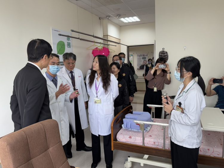 復健科主任王一舟向主委說明PAC「仿家屋」復能環境設計理念與執行成效，強調以「食、衣、住、行」為主軸的仿家屋訓練模式，展現醫療與生活無縫接軌的整合照護。（圖／高榮南分院提供）