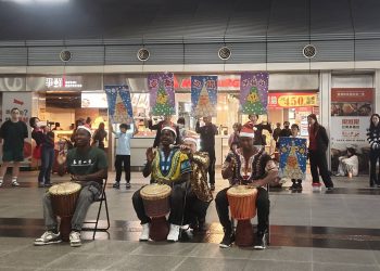 高鐵台南站樂聲響亮 耶誕快閃驚豔旅客