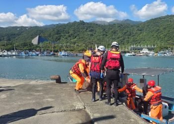 衝浪客體力不支被海流帶離　海巡聯手地方漁船安全接駁返港