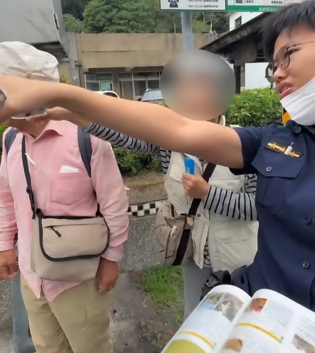 1141213 522臺灣警察的溫暖擁抱 日籍老夫妻最美旅行回憶。