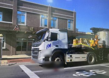大車視野死角釀禍　蘆竹路口曳引車擦撞自行車
