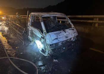 國道一號五楊高架小貨車火燒車 駕駛驚險逃生