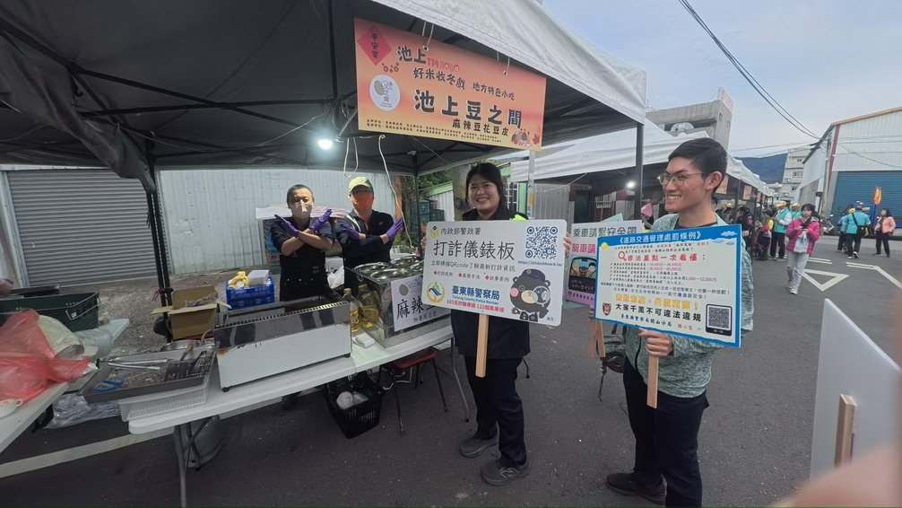 1141228 532金牌所長率隊進福德祠 收冬戲裡教長輩生活安全。