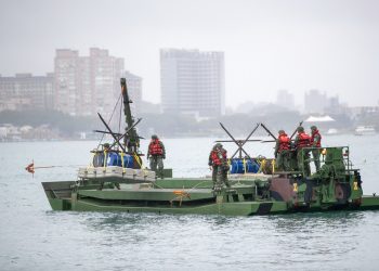 強化河防韌性 國軍淡水河操演 爆破油桶抗敵水路進攻