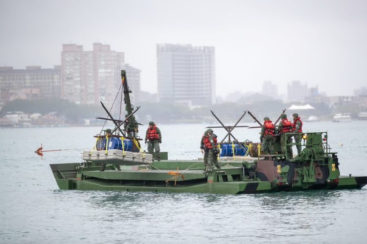 ▲國軍模擬戰備 淡水河多層阻絕設施。