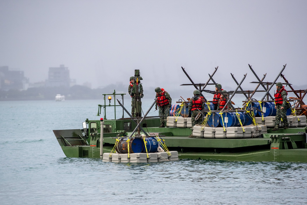 強化河防韌性 國軍淡水河操演 爆破油桶抗敵水路進攻