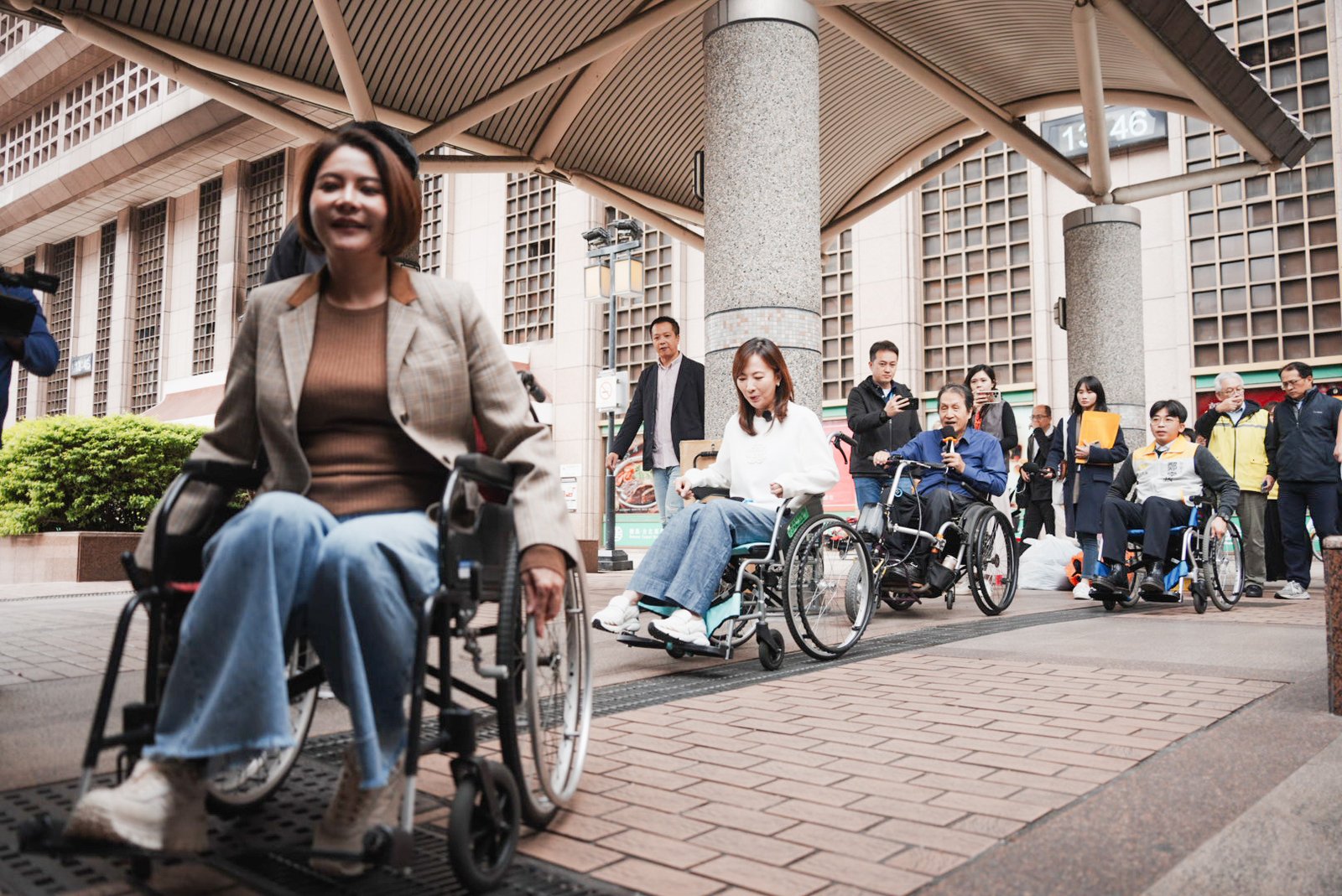 首都國門竟難行！身障團體實測台北車站動線　控訴「制度性忽視」