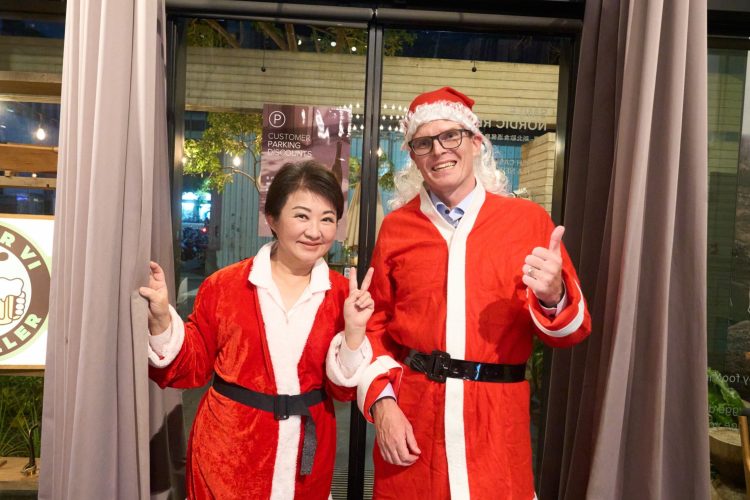 盧秀燕市長與羅瑞代表化身聖誕老人拍攝2025台中購物節廣告片