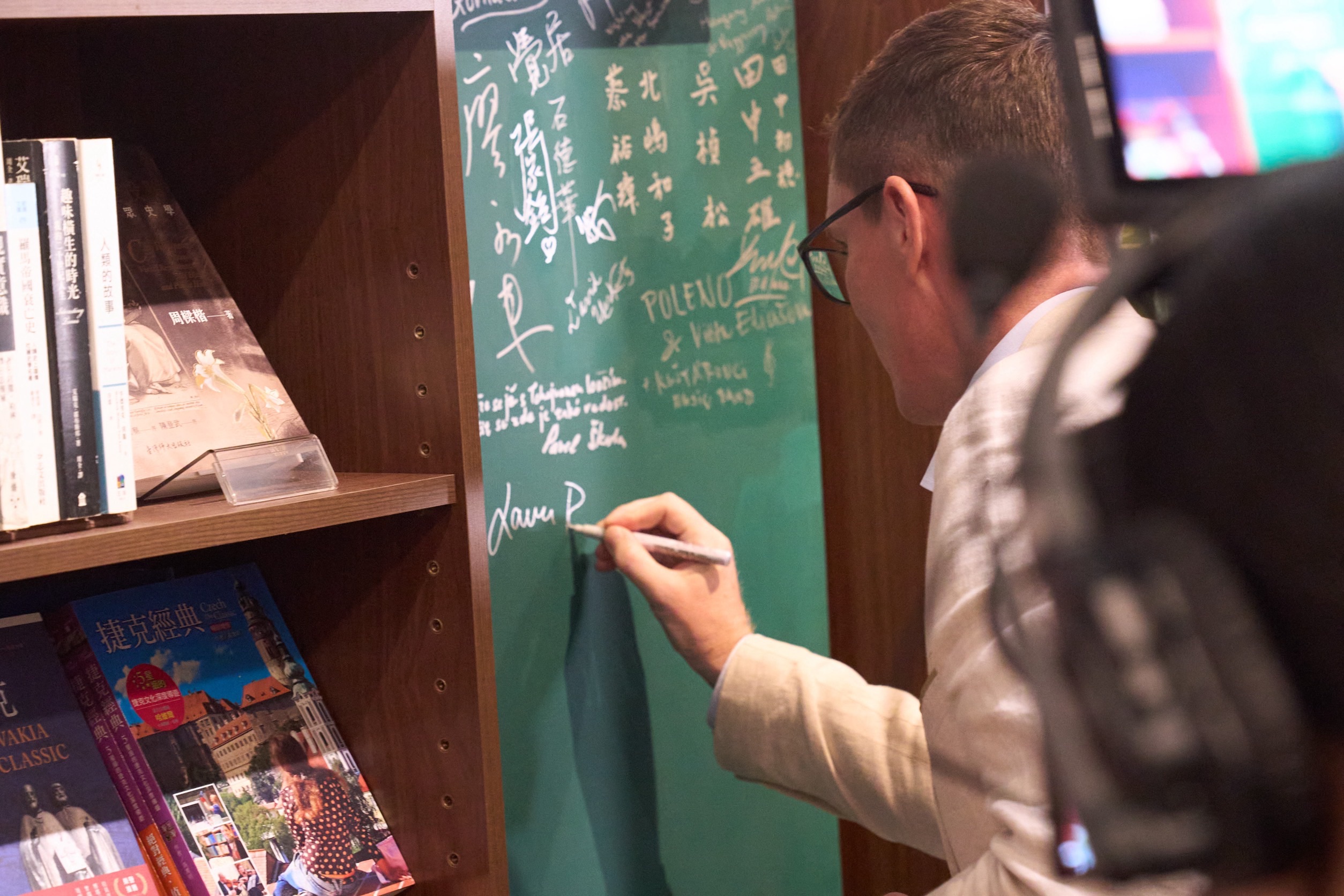 正牌聖誕老人故鄉來客！芬蘭代表驚喜現身台中購物節　帶路尋找北歐風