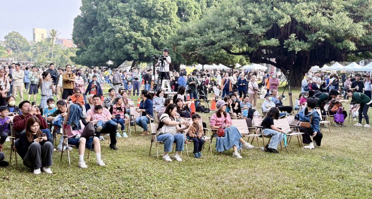 成大醫院於20日下午,在成功大學榕園舉辦「散步.聊天.吹風 成醫37榕園草地音樂市集」活動。透過聆聽音樂及暢遊市集,開啟同仁與親友的放鬆時刻。(圖/成大醫院提供)