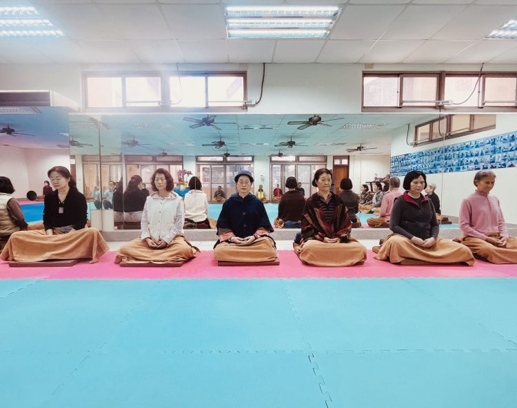 社團法人覺行弘法協會28日在台南市裕農里活動中心舉行“禪修大法”現場進行一日學習營六炷香中坐禪。（圖／覺行弘法協會提供）