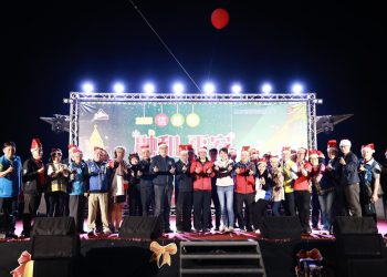 許縣長為信義鄉羅娜聖誕樹點燈　與遊客共度歡樂平安夜