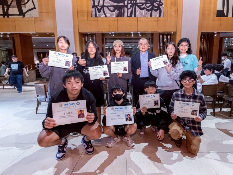 謝董事長款待孩子們喜來登12廚用餐，並頒發營隊完成證明