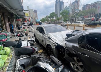 喪屍煙彈害命？基隆毒駕連撞12車　婦人不治