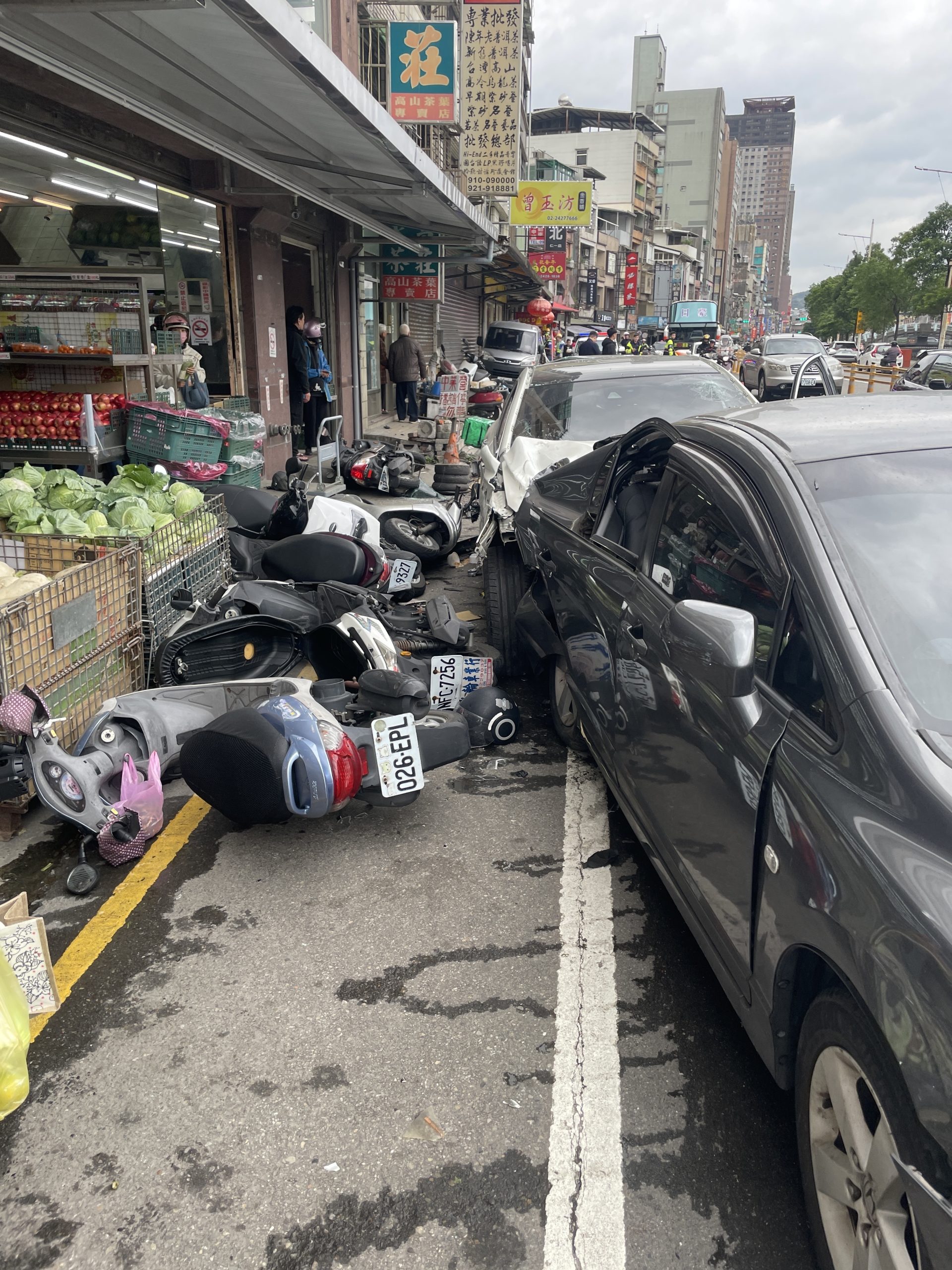 喪屍煙彈害命？基隆毒駕連撞12車　婦人不治