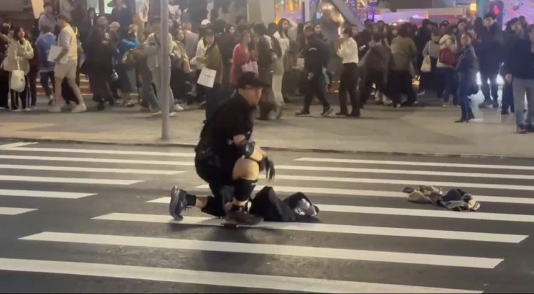 張嫌在南京西路擲煙霧彈及隨機砍人