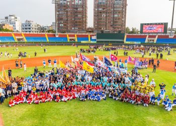 諸羅山盃少棒賽開打！黃敏惠開球 　258支勁旅、9國外隊齊聚嘉義