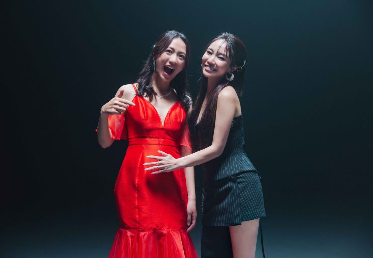 Kimberly 陳芳語(右)力邀準新手媽媽范宸菲(左)助陣拍MV 照片提供:新視紀整合行銷