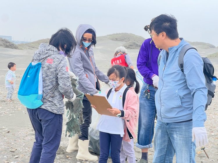讀經班學生家長走進七股網仔寮汕沙洲 親子以經典精神實踐海洋守護。