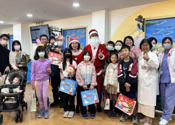 郭醫繽紛氣球傳溫情　聖誕老人走進兒科門診關懷病童