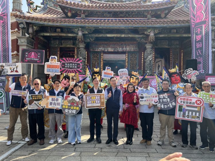 公路局21日在台南祀典大天后宮舉辦「用路人風險意識快閃活動」，特別邀請保庇天后王彩樺一起來提醒過路人，過馬路要走班馬線。（圖／台南監理站提供）
