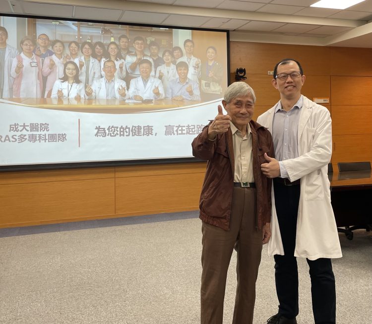 白先生術後恢復良好，今天到記者會現場感謝陳柏全醫師及醫護團隊。（記者蔡清欽攝）