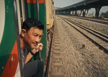 新加坡主持人林明倫挑戰孟加拉返鄉之旅 爬火車車頂體驗「一票難求」震撼現場