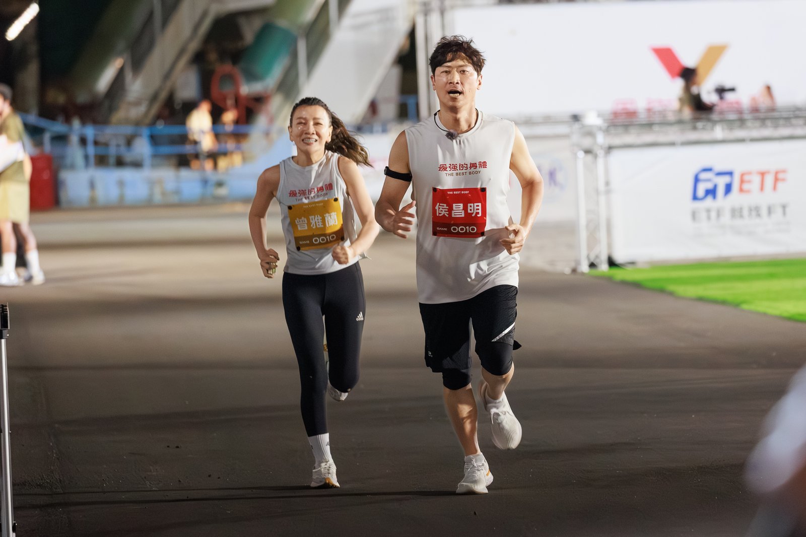 侯昌明（右）攜手曾雅蘭爆發超強體能。（圖：好看娛樂）