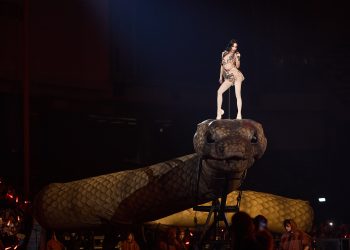 JOLIN召喚「慾望巨蟒」繞場巡禮 親自構思「愉悅宇宙」五大章節演唱會寓言故事