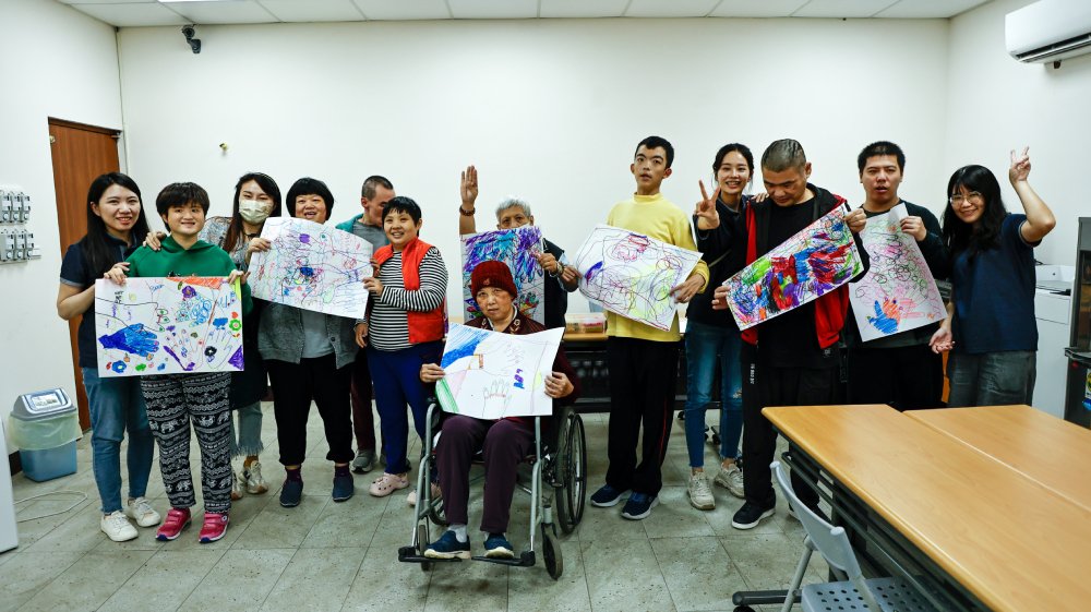 奇美食品團隊日前拜訪幸福基金會，與孩子們一同參與藝術創作課程，透過實際陪伴與共創交流，支持基金會持續推動「適性揚才計畫」。圖／奇美食品提供