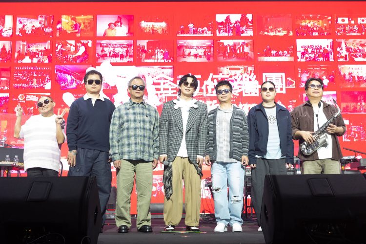(左起)鼓手李斯勇,貝斯郭謙成,打擊許宗榮,主唱＆木吉他蕭煌奇,鍵盤＆主唱王俊傑,鍵盤周建宇,吹管張林峯 照片提供：中華民國身心障礙者藝文推廣協會