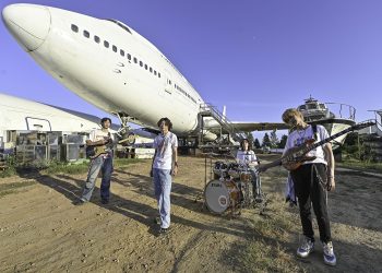 帕拉斯 PALLAS 出道首支 MV 數十億場景＋巨無霸客機實拍 就玩這麼大