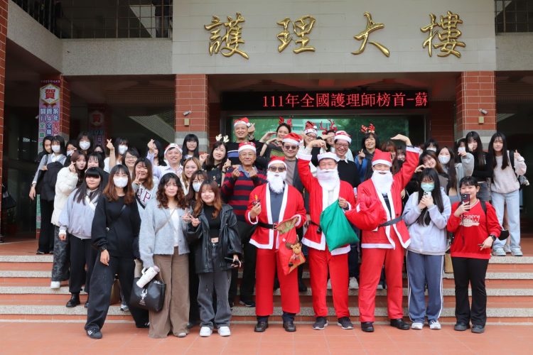 中華醫大舉辦聖誕驚喜快閃活動,3位副校長扮成聖延老人分送糖果被同學團團包圍。(圖/中華醫大提供)