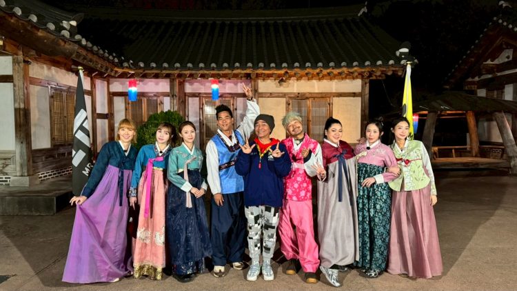 迎來成軍11週年的輝煌時刻。祭出「美女牌」邀請到校園女神李懿(左起)草莓、莊錠欣、柯有倫、吳宗憲、KID、Amanda、梓梓、陳華。 照片提供：綜藝玩很大