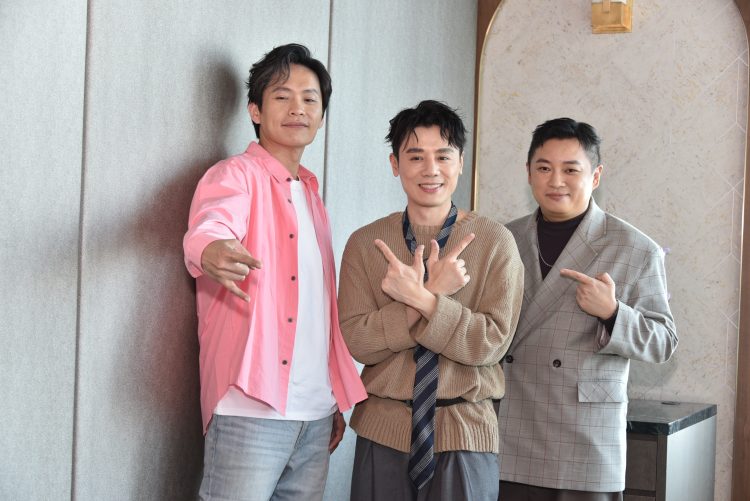 邱志宇(中)新單曲生日前夕上架雙喜臨門！黃鐙輝(左)左光平(右)送蛋糕站台  照片提供：邱志宇本人