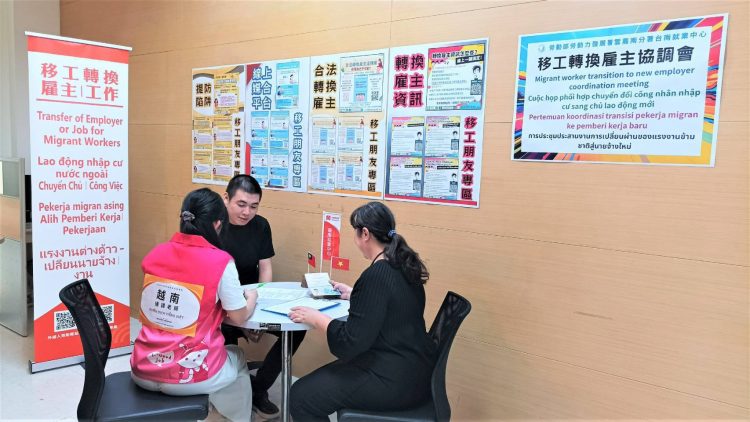 越南籍即時通譯老師在旁協助諮詢服務  助外國朋友安心轉職。（圖／台南就業中心提供）