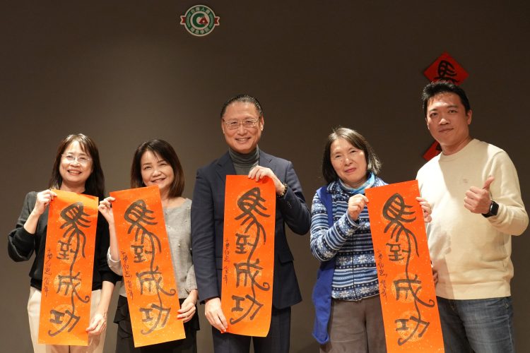 左起臺文館代理副館長洪秀梅、家總秘書長陳景寧、合庫人壽總經理藍年紳、生命書寫專家鄭美里、中華民國書法教育學會副理事長黃伯思。（圖／臺文館提供）