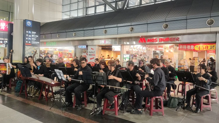 歸仁紅瓦厝國樂團25日於高鐵台南站演出經典曲目，將國樂及流行樂完美融合，帶來豐富聽覺饗宴。（圖／高鐵台南站提供）