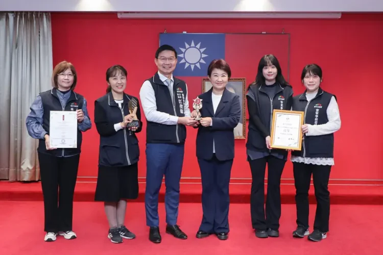 讓世界看見客庄! 《聽看台中客》半年刊摘下英國設計金獎 將台中客家故事送上國際舞台