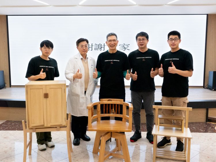 黎永康醫師(中)將資源再生精神延伸至木工創作,展現醫療與手作交會下,實踐永續的精神。(圖/南市醫提供)
