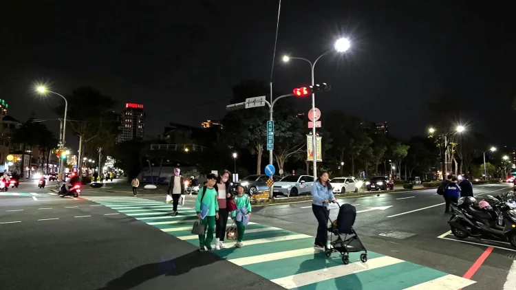 點亮城市賺「綠金」　台中首案路燈換裝取得碳權　減碳效益等同種百萬棵樹