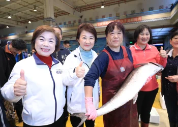 盧秀燕清晨視察台中魚菜市場　確保年節民生物資充足