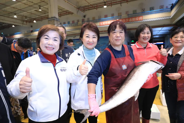 盧秀燕清晨視察台中魚菜市場 確保年節民生物資充足