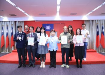 盧秀燕頒獎表揚　台中學校與教師獲全國貢獻獎